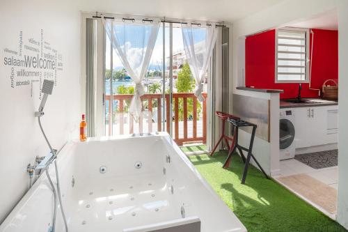 EBT House, appartement, jacuzzi vue mer, 10 min aeroport et port in Baimbridge EBT House, appartement, jacuzzi vue mer, 10 min aeroport et port in Baimbridge