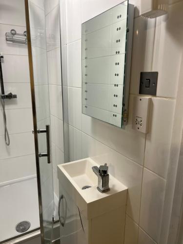 حمام, En suite Bedroom in Milton Keynes near Parsons Close Recreation Ground Splash Park حمام, En suite Bedroom in Milton Keynes near Parsons Close Recreation Ground Splash Park