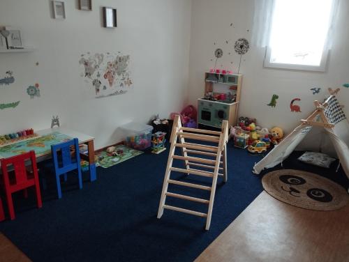 คลับสำหรับเด็ก, Apartmány chata Samoty (Apartmany chata Samoty) in เซเลซนา รูดา คลับสำหรับเด็ก, Apartmány chata Samoty (Apartmany chata Samoty) in เซเลซนา รูดา