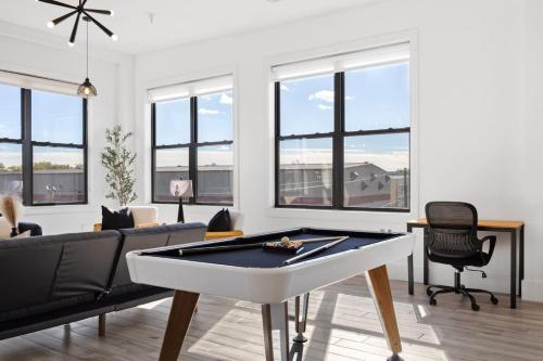 Divertimento e svago, Huge Top-Floor 2BR, NYC View, Patio and Gym in Harrison (NJ) Divertimento e svago, Huge Top-Floor 2BR, NYC View, Patio and Gym in Harrison (NJ)