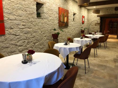 Restaurant, Pax et Amor Chambres d'hotes de charme - Charming B&B in Mazerolles-du-Razes Restaurant, Pax et Amor Chambres d'hotes de charme - Charming B&B in Mazerolles-du-Razes