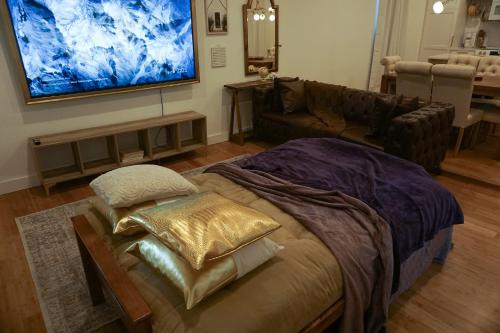 King Size Modern Comfort Near Mercedes Benz Stadium in Pittsburgh King Size Modern Comfort Near Mercedes Benz Stadium in Pittsburgh