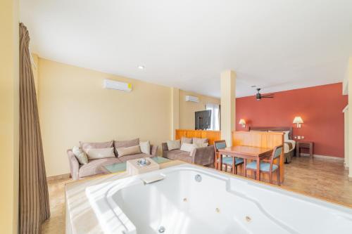 Hot tub, Seven Crown La Paz Centro Historico in Zona Comercial Hot tub, Seven Crown La Paz Centro Historico in Zona Comercial