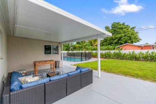 Balcony/terrace, Miami Japandi Style Pool - BBQ in Olympia Heights Balcony/terrace, Miami Japandi Style Pool - BBQ in Olympia Heights