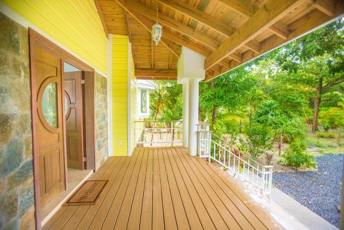 Updated Beachfront Paradise Infinity Pool Roatan in Palmetto Bay Updated Beachfront Paradise Infinity Pool Roatan in Palmetto Bay