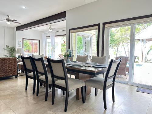 Updated Beachfront Paradise Infinity Pool Roatan in Palmetto Bay Updated Beachfront Paradise Infinity Pool Roatan in Palmetto Bay