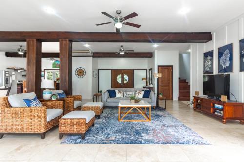 Updated Beachfront Paradise Infinity Pool Roatan in Palmetto Bay Updated Beachfront Paradise Infinity Pool Roatan in Palmetto Bay