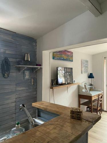 JOLI COCON AVEC TERRASSE ENTRE GIVERNY et LA ROCHE GUYON in Gasny JOLI COCON AVEC TERRASSE ENTRE GIVERNY et LA ROCHE GUYON in Gasny