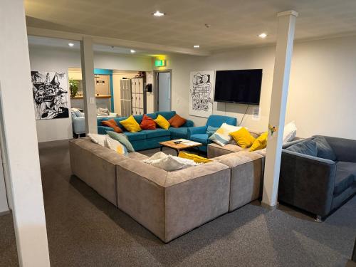 Shared lounge/TV area, UpTown Backpackers in Dunedin Shared lounge/TV area, UpTown Backpackers in Dunedin