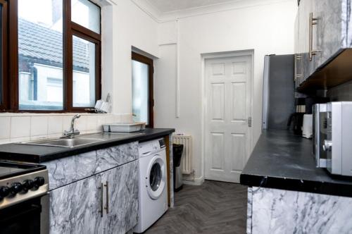 厨房, 4-bedroom- Stoke-on-Trent sleeps 8- pet friendly in 滕斯托尔 厨房, 4-bedroom- Stoke-on-Trent sleeps 8- pet friendly in 滕斯托尔