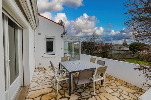 Terraza/balcón, Le Saintonge #Jardin#Calme in Chateaubernard Terraza/balcón, Le Saintonge #Jardin#Calme in Chateaubernard