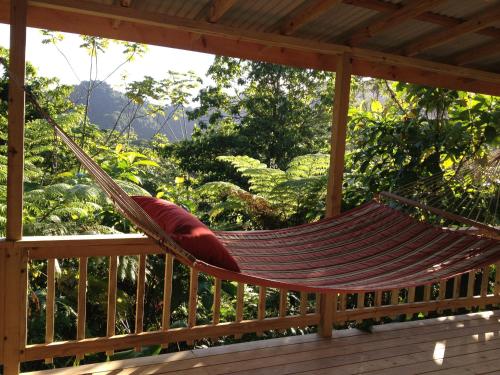 Varanda/terraço, Roots Jungle Retreat in Marigot Varanda/terraço, Roots Jungle Retreat in Marigot