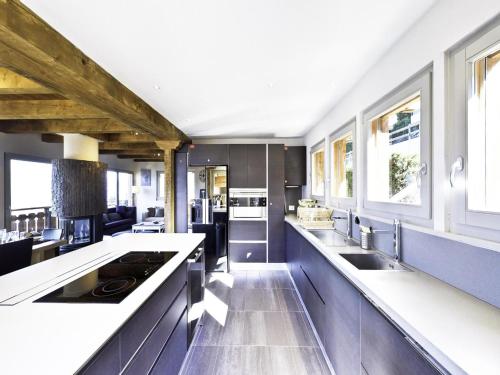 Kitchen, Beautiful chalet with views from balcony in Raerettes Kitchen, Beautiful chalet with views from balcony in Raerettes