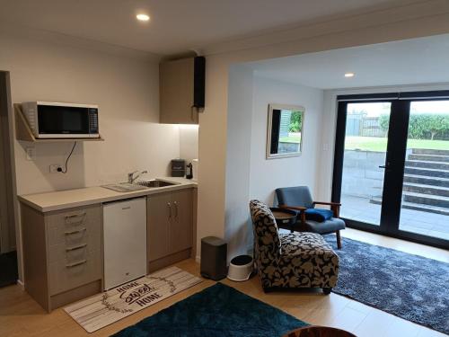 Modern 2 BDRM Oakura Basement apartment in Oakura Modern 2 BDRM Oakura Basement apartment in Oakura