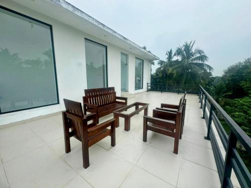 Terraza/balcón, Hotel Pearl White Residency in Polonnaruwa Terraza/balcón, Hotel Pearl White Residency in Polonnaruwa