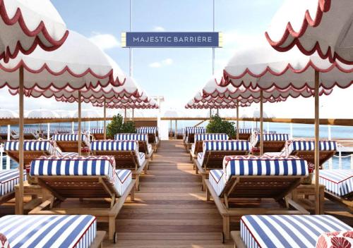 ชายหาด, โรงแรมบาริแยร์ เลอ มาเจสติค (Hôtel Barrière Le Majestic) in กลางเมืองคานส์ ชายหาด, โรงแรมบาริแยร์ เลอ มาเจสติค (Hôtel Barrière Le Majestic) in กลางเมืองคานส์