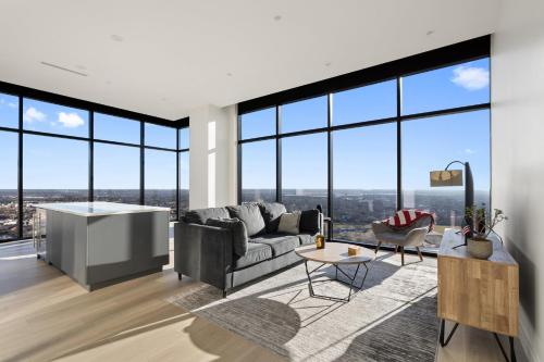 Luxurious Penthouse with Stunning Dallas Views in Northeast Dallas Luxurious Penthouse with Stunning Dallas Views in Northeast Dallas