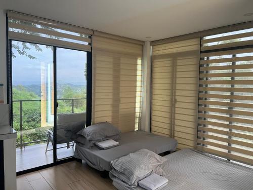 3BR CABIN with a stunning view of Laguna Lake Metro Sky in อังโกโน 3BR CABIN with a stunning view of Laguna Lake Metro Sky in อังโกโน
