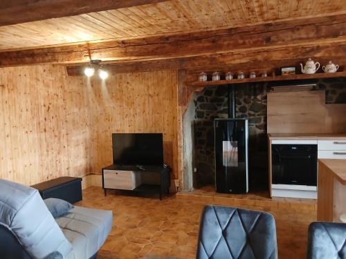 Közös társalgó / TV, Gîte chez jeantou (Gite chez jeantou) in La Godivelle Közös társalgó / TV, Gîte chez jeantou (Gite chez jeantou) in La Godivelle