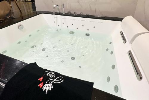 Hot tub, Red Rose Exclusive Rooms in San Cesareo Hot tub, Red Rose Exclusive Rooms in San Cesareo