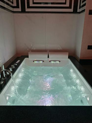 Hot tub, Red Rose Exclusive Rooms in San Cesareo Hot tub, Red Rose Exclusive Rooms in San Cesareo