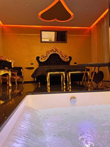 Hot tub, Red Rose Exclusive Rooms in San Cesareo Hot tub, Red Rose Exclusive Rooms in San Cesareo