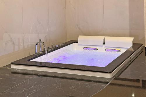 Hot tub, Red Rose Exclusive Rooms in San Cesareo Hot tub, Red Rose Exclusive Rooms in San Cesareo