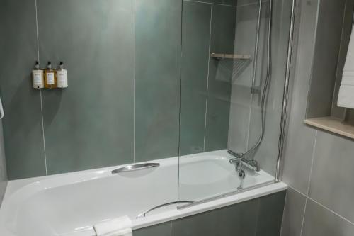 Bathroom, Bush Hotel Farnham in Farnham Bathroom, Bush Hotel Farnham in Farnham