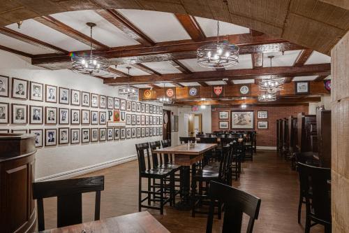 Bar/ Salón, Nassau Inn in Princeton City Center Bar/ Salón, Nassau Inn in Princeton City Center