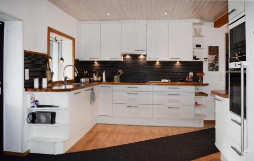 Kitchen, Stunning Home In Hammenhog With Sauna in Glimminge Kitchen, Stunning Home In Hammenhog With Sauna in Glimminge
