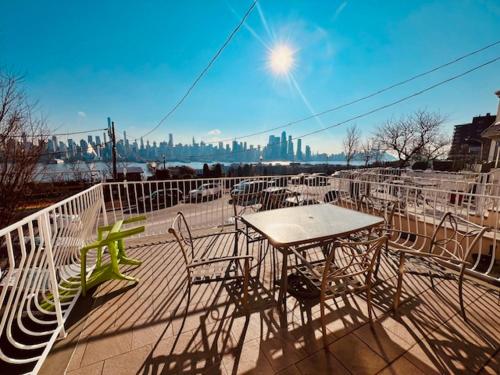 Balcony/terrace, Spacious 3-bedroom Apartment Stunning Views NYC in Weehawken (NJ) Balcony/terrace, Spacious 3-bedroom Apartment Stunning Views NYC in Weehawken (NJ)