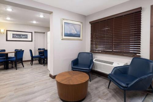 Előcsarnok, Days Inn & Suites by Wyndham Kokomo in Kokomo (Indiana) Előcsarnok, Days Inn & Suites by Wyndham Kokomo in Kokomo (Indiana)