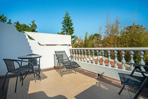 ระเบียง/ชานเรือน, 4-bedroom house in Cascais, near Guincho beach in อัลเดยา เด ชูโซ ระเบียง/ชานเรือน, 4-bedroom house in Cascais, near Guincho beach in อัลเดยา เด ชูโซ