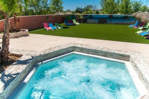 Hot tub, Mobil Home climatise avec terrasse dans camping l'Escale, calme a 900m de la plage in Agde Hot tub, Mobil Home climatise avec terrasse dans camping l'Escale, calme a 900m de la plage in Agde