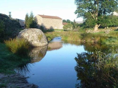 Maison de charme restauree au bord d'un ruisseau avec terrasse, proche activites de plein air et con in Laguiole Maison de charme restauree au bord d'un ruisseau avec terrasse, proche activites de plein air et con in Laguiole