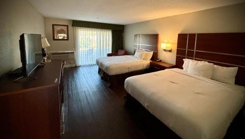 西部假日酒店 (Western Holiday Lodge Three Rivers) in 三河(CA) 西部假日酒店 (Western Holiday Lodge Three Rivers) in 三河(CA)