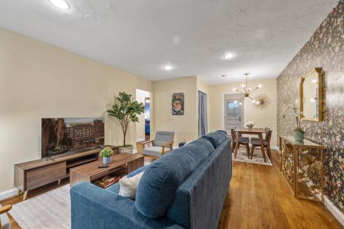 Charming 2BR in Buckhead with Backyard in Lindridge-Martin Manor Charming 2BR in Buckhead with Backyard in Lindridge-Martin Manor