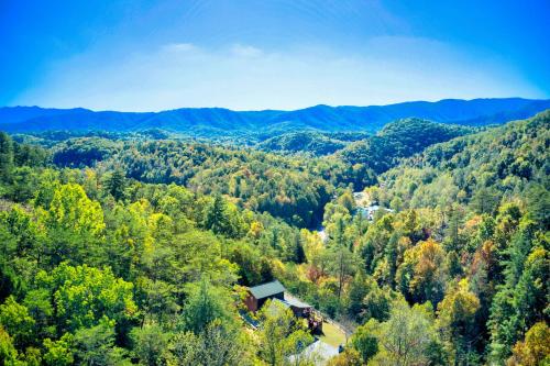 Stunning 5BR cabin with firepit, hot tub, pool table, and mtn view! in ชานเมืองพีเจี้ยน ฟอร์จ Stunning 5BR cabin with firepit, hot tub, pool table, and mtn view! in ชานเมืองพีเจี้ยน ฟอร์จ