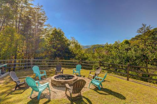 Stunning 5BR cabin with firepit, hot tub, pool table, and mtn view! in ชานเมืองพีเจี้ยน ฟอร์จ Stunning 5BR cabin with firepit, hot tub, pool table, and mtn view! in ชานเมืองพีเจี้ยน ฟอร์จ