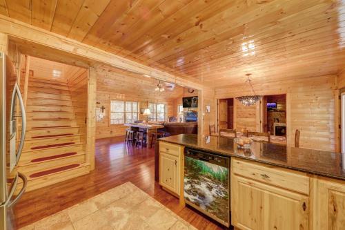Stunning 5BR cabin with firepit, hot tub, pool table, and mtn view! in ชานเมืองพีเจี้ยน ฟอร์จ Stunning 5BR cabin with firepit, hot tub, pool table, and mtn view! in ชานเมืองพีเจี้ยน ฟอร์จ
