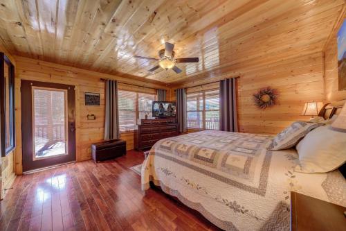 Stunning 5BR cabin with firepit, hot tub, pool table, and mtn view! in ชานเมืองพีเจี้ยน ฟอร์จ Stunning 5BR cabin with firepit, hot tub, pool table, and mtn view! in ชานเมืองพีเจี้ยน ฟอร์จ