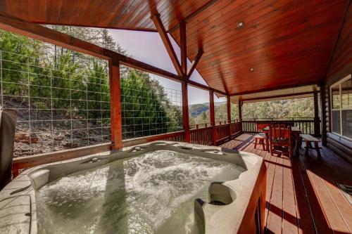Stunning 5BR cabin with firepit, hot tub, pool table, and mtn view! in ชานเมืองพีเจี้ยน ฟอร์จ Stunning 5BR cabin with firepit, hot tub, pool table, and mtn view! in ชานเมืองพีเจี้ยน ฟอร์จ