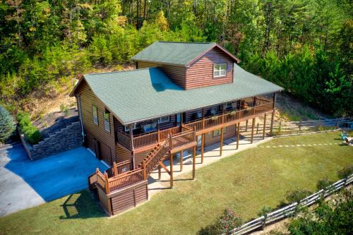Stunning 5BR cabin with firepit, hot tub, pool table, and mtn view! in ชานเมืองพีเจี้ยน ฟอร์จ Stunning 5BR cabin with firepit, hot tub, pool table, and mtn view! in ชานเมืองพีเจี้ยน ฟอร์จ