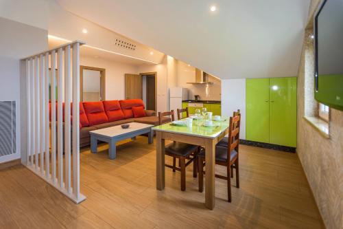 Konyha, Mirador do faro Touriñan (Mirador do faro Tourinan) in Nemina Konyha, Mirador do faro Touriñan (Mirador do faro Tourinan) in Nemina