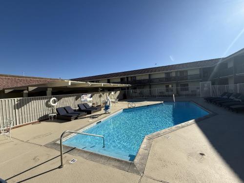 泳池, 里奇克雷斯特-中國湖傳統酒店及套房 (Heritage Inn & Suites Ridgecrest-China Lake) in 里奇克萊斯特 泳池, 里奇克雷斯特-中國湖傳統酒店及套房 (Heritage Inn & Suites Ridgecrest-China Lake) in 里奇克萊斯特