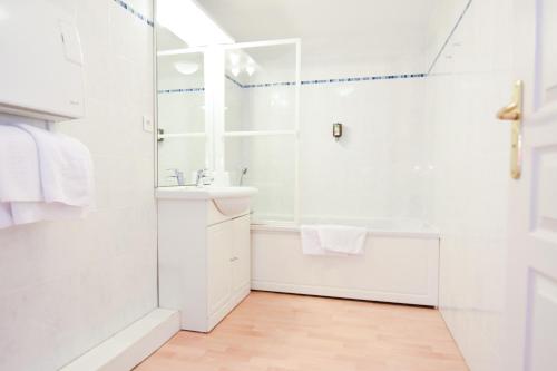 Bathroom, Residhotel Mulhouse Centre in Mulhouse Bathroom, Residhotel Mulhouse Centre in Mulhouse