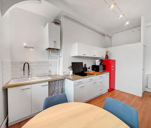 Kitchen, Proche centre, lumineux et cosy in Rue du Renard Kitchen, Proche centre, lumineux et cosy in Rue du Renard