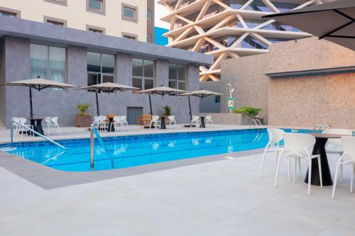 Piscina, Palms by Eagles Airport City, Formerly Holiday Inn in Accra Piscina, Palms by Eagles Airport City, Formerly Holiday Inn in Accra