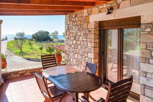 شرفة/ تراس, Beachfront Stone House - Samos Seaview Retreat in Ormos Koumeikon شرفة/ تراس, Beachfront Stone House - Samos Seaview Retreat in Ormos Koumeikon