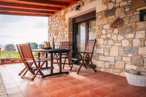 شرفة/ تراس, Beachfront Stone House - Samos Seaview Retreat in Ormos Koumeikon شرفة/ تراس, Beachfront Stone House - Samos Seaview Retreat in Ormos Koumeikon